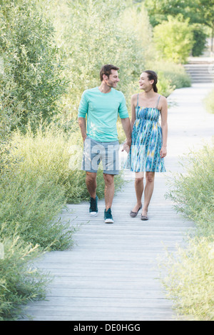 Couple en train de marcher le long de la promenade à travers la nature préserver Banque D'Images