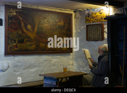 Un homme âgé assis dans le bar du grimpeur de l'ancien donjon Ghyll Hotel, Langdale, Parc National de Lake District, Cumbria, Angleterre Banque D'Images