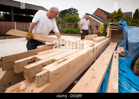 L bâtiment maison, les hommes numérotées de tri des éléments structurels du chêne vert kit pour construire un garage trois bay Banque D'Images