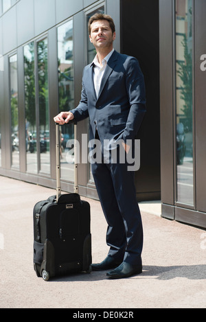 Businessman standing et d'attendre avec assurance Banque D'Images