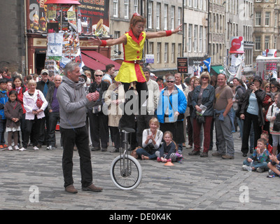 Femme Balaning Unicyclist chinois sur un monocycle, The Royal Mile, Édimbourg, Écosse, Royaume-Uni Banque D'Images