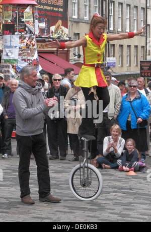 Femme Balaning Unicyclist chinois sur un monocycle, The Royal Mile, Édimbourg, Écosse, Royaume-Uni Banque D'Images