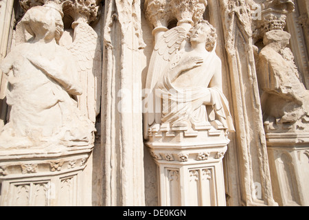 Panneaux sculptés Exeter Cathédrale des Saints sur le mur extérieur ou à l'écran, gros plan. Cathédrale de l'église de Saint Pierre à Exeter Banque D'Images