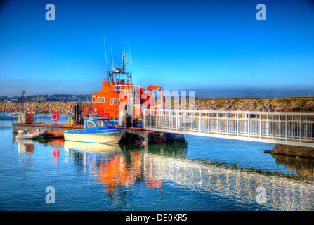 Réflexion sur l'eau vives Brixham marina en Angleterre dans le Devon et brillant ciel bleu vif avec HDR Banque D'Images