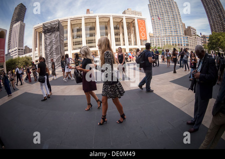 Des foules de fashionistas et photographes de créer une scène en dehors de la mode Fashion Week Printemps 2014 Banque D'Images