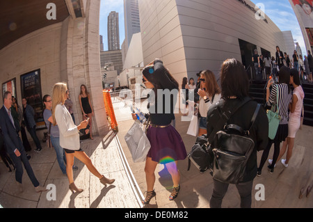 Des foules de fashionistas et photographes de créer une scène en dehors de la mode Fashion Week Printemps 2014 Banque D'Images