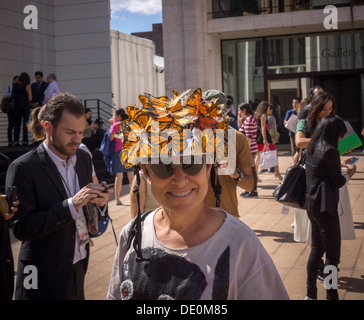 Des foules de fashionistas et photographes de créer une scène en dehors de la mode Fashion Week Printemps 2014 Banque D'Images