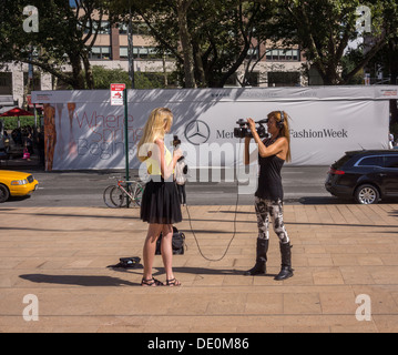 Des foules de fashionistas et photographes de créer une scène en dehors de la mode Fashion Week Printemps 2014 Banque D'Images