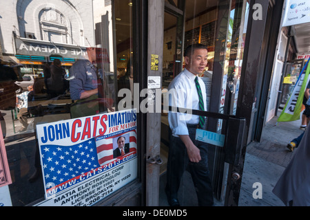 Contrôleur et candidat à la Mairie de New York John Liu visites entreprises arabo Banque D'Images