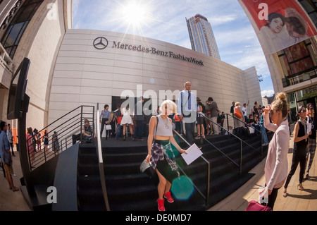 Des foules de fashionistas et photographes de créer une scène en dehors de la mode Fashion Week Printemps 2014 Banque D'Images