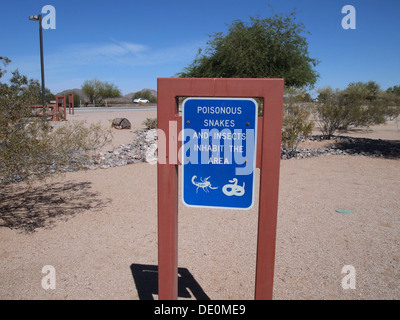 Avertissement signe de serpents venimeux et d'insectes à un arrêt de repos le long de la I-10 à Tuscon, Arizona, USA Banque D'Images