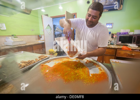 Une sélection de bonbons et de pâtisseries dans une boulangerie dans l'Arabo-Bay Ridge quartier dans Brooklyn à New York Banque D'Images