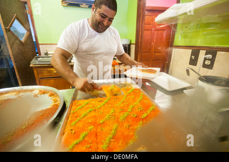 Une sélection de bonbons et de pâtisseries dans une boulangerie dans l'Arabo-Bay Ridge quartier dans Brooklyn à New York Banque D'Images