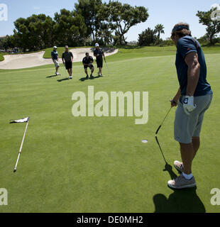 Dana Point, Californie, USA. Sep 8, 2013. Teemu Selanne coéquipiers aide à lire le livre vert à la 9ème trou sur le dimanche après-midi.///INFORMATION SUPPLÉMENTAIRE :---Le capitaine de l'équipe d'Anaheim Ryan Getzlaf a accueilli la 3ème Conférence annuelle 2013 Golf Getzlaf pour bénéficier Shootout Cure Duchenne, un organisme sans but lucratif destiné à servir ceux de dystrophie musculaire, à la Monarch Beach Golf Links à Dana Point, le dimanche. Plusieurs dizaines de golfeurs ont été jumelés à des Anaheim Ducks joueurs dont Temmu Selanne qui a récemment annoncé qu'il sera de retour pour une autre saison comme pour l'aile des canards. © David Bro/ZUMAPRESS.com/Alamy Live News Banque D'Images