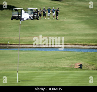 Dana Point, Californie, USA. Sep 8, 2013. Teemu Selanne, centre, observe un coéquipier fait frappe la balle sur le vert 9 le dimanche après-midi.///INFORMATION SUPPLÉMENTAIRE :---Le capitaine de l'équipe d'Anaheim Ryan Getzlaf a accueilli la 3ème Conférence annuelle 2013 Golf Getzlaf pour bénéficier Shootout Cure Duchenne, un organisme sans but lucratif destiné à servir ceux de dystrophie musculaire, à la Monarch Beach Golf Links à Dana Point, le dimanche. Plusieurs dizaines de golfeurs ont été jumelés à des Anaheim Ducks joueurs dont Temmu Selanne qui a récemment annoncé qu'il sera de retour pour une autre saison comme pour l'aile des canards. (Crédit Image : © David Bro/Z Banque D'Images