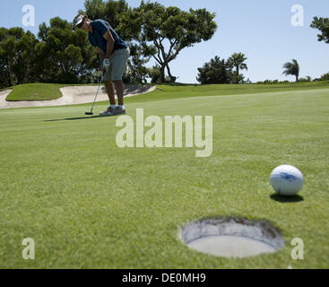 Dana Point, Californie, USA. Sep 8, 2013. Teemu Selanne putts le 9e green le dimanche, mais par manque d'un peu de quelques centimètres---Selanne a obtenu le meilleur hit sur le livre vert sur l'atterrissage dimanche à seulement 5 mètres de l'axe.///INFORMATION SUPPLÉMENTAIRE :---Le capitaine de l'équipe d'Anaheim Ryan Getzlaf a accueilli la 3ème Conférence annuelle 2013 Golf Getzlaf pour bénéficier Shootout Cure Duchenne, un organisme sans but lucratif destiné à servir ceux de dystrophie musculaire, à la Monarch Beach Golf Links à Dana Point, le dimanche. Plusieurs dizaines de golfeurs ont été jumelés à des Anaheim Ducks joueurs dont Temmu Selanne qui a récemment annoncé qu'il sera de retour pour Banque D'Images