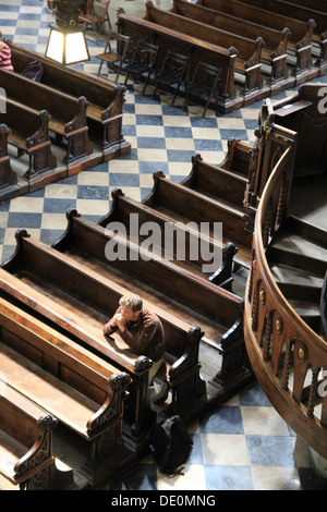 Les gens prier à l'intérieur de la Basilique Sainte Trinité à Cracovie. Banque D'Images