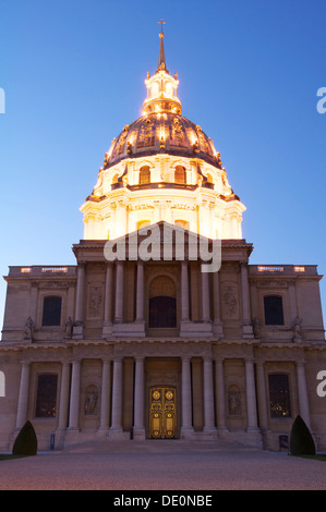 Le dôme doré orné scintillant au-dessus de l'Hôtel des Invalides, un par nuit. Cette grande église baroque abrite le tombeau de Napoléon. Paris, France. Banque D'Images