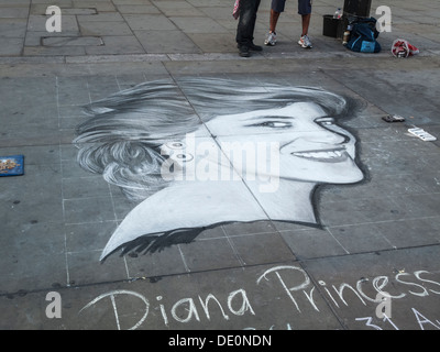 Street art dessin à la craie de Diana Princesse de Galles (Lady Di), sur un trottoir à Trafalgar Square, Londres, UK Banque D'Images