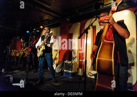 Londres, Royaume-Uni. Le 9 septembre 2013. Le Dodge Brothers joue le Club 100 le 09/09/2013 au 100 Club, Londres. La bande ont été le lancement de leur 3ème album LE SOLEIL qui a été enregistré sur deux nuits au légendaire SUN STUDIO, Memphis, Tennessee, le lieu de naissance du rock'n'roll. Le Dodge Brothers sont constitués de : MIKE HAMMOND (chant, guitare), ALY HIRJI (guitare, mandoline), MARK KERMODE (contrebasse, harmonica) et AL HAMMOND (batterie, washboard). Photo par Julie Edwards/Alamy Live News Banque D'Images