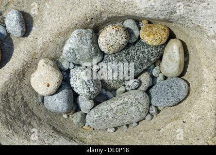 Pierres de granit poli dans l'érosion du bassin de marée, Mer Tyrrhénienne, Mer Méditerranée, Italie, Europe Banque D'Images