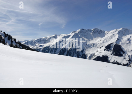 Paysage de neige avec crête de montagne dans les alpes tyroliennes, Auffach, Wildschoenau, Tyrol, Autriche, Europe Banque D'Images