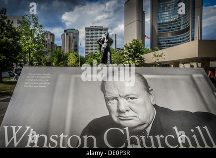 Sir Winston Churchill Memorial à Toronto, Canada avec sa statue dans l'arrière-plan. Banque D'Images