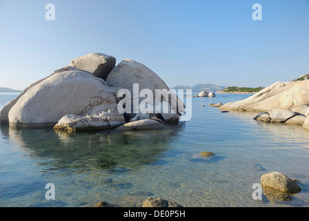 Bloc de granite arrondis dans des eaux côtières, près d'Olbia, Sardaigne, Italie, Europe Banque D'Images