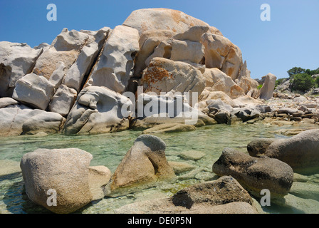 Des formations rocheuses bizarres et granit monolithes sur la plage, Capo Ceraso, Sardaigne, Italie, Europe Banque D'Images