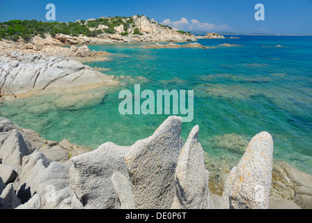 Bizarre, granite rock rochers dans l'eau turquoise cristalline à la côte, Capo Ceraso, Sardaigne, Italie, Europe Banque D'Images