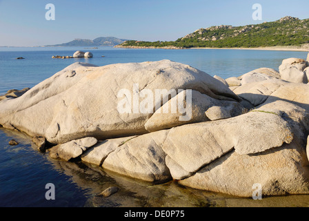 Les plaques de granit poli dans la mer, près de Olbia, Sardaigne, Italie, Europe Banque D'Images