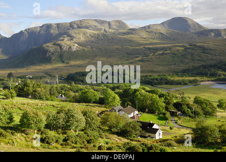 Ruines de l'église avec la vallée dans les collines de Donegal au lac empoisonné, comté de Donegal, en République d'Irlande, Europe Banque D'Images