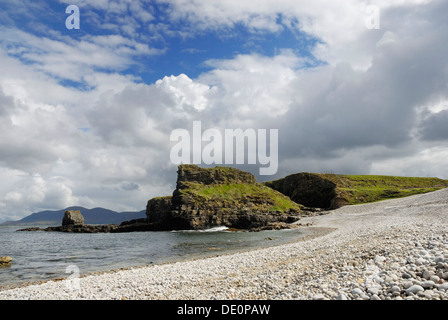 Des falaises de calcaire couvertes de graminées sur une grande plage de galets, comté de Donegal, Irlande, Europe Banque D'Images