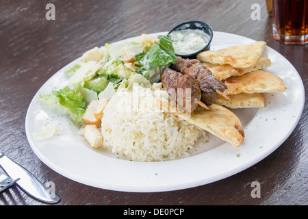 Brochettes Kebab d'agneau avec du riz Basmati pain naan et salade Banque D'Images