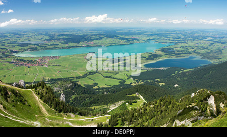 Vue depuis la montagne Tegelberg, vers le lac Forggensee et lac Bannwaldsee en Allgaeu, Bavaria, PublicGround Banque D'Images