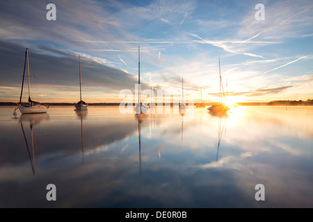 Tôt le matin, des bateaux sur le Lac de Starnberg près de Tutzing, Bavière, PublicGround Banque D'Images