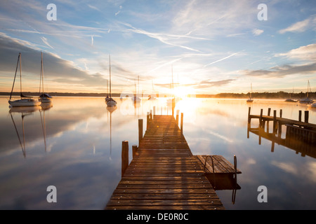 Tôt le matin, la jetée de Lac de Starnberg près de Tutzing, Bavière, PublicGround Banque D'Images