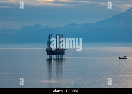 Plate-forme pétrolière et gazière dans le Cook Inlet Banque D'Images