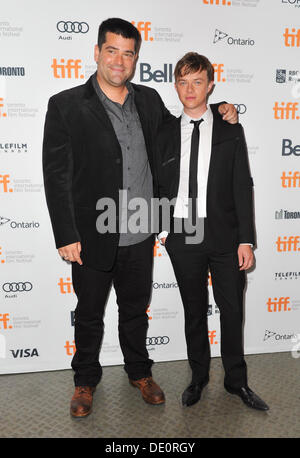 Toronto, Ontario, Canada. Sep 9, 2013. Directeur NIMR AVAIT ANTAL et acteur DANE DEHAAN de 'Metallica' jamais grâce à l'arrive à la Banque Scotia Theatre premiere pendant 2013 Festival International du Film de Toronto le 9 septembre 2013 à Toronto, Canada. Crédit : Igor/Vidyashev ZUMAPRESS.com/Alamy Live News Banque D'Images