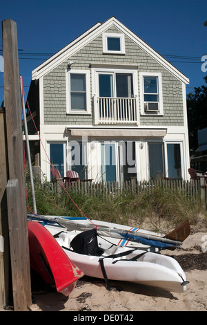 Les kayaks sont à quai en face d'un beach front cottage à Provincetown dans le Massachusetts sur un dimanche matin d'été. Banque D'Images