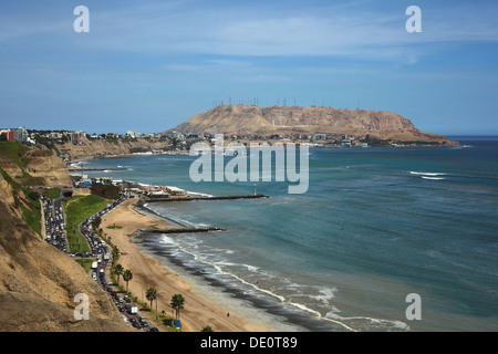 Vue côtière des districts de Barranco et Chorrillos à Lima, Pérou Banque D'Images