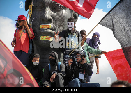 Blocs noirs en signe de protestation à Maison de vacances le 7 septembre sur le buste de Zumbi dos Palmares Banque D'Images
