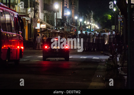 Bataillon de choc de la Police militaire, occupe les rues de Lapa à Rio de Janeiro à la recherche d'un manifestant Banque D'Images