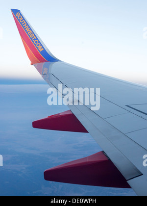 Aile d'un 737 de Southwest Airlines en vol sur le sud-ouest du paysage. Banque D'Images