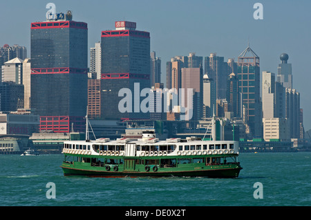 Une Star Ferry transporte des passagers entre l'île de Hong Kong et de Kowloon à travers le port de Victoria, Hong Kong Banque D'Images