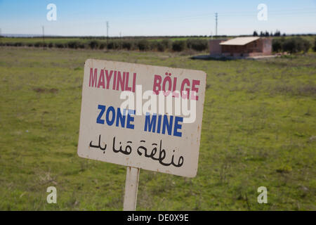 Un signe d'avertissement de mines terrestres sur la frontière Syrian-Turkish Banque D'Images