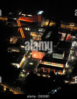 Photo aérienne du complexe industriel de la mine de charbon de Zollverein la nuit, Stoppenberg, Essen, Ruhr Extraschicht 2009 Vol de nuit Banque D'Images