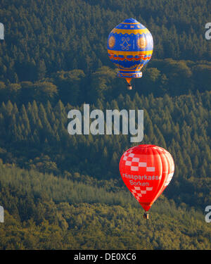 Vue aérienne, deux montgolfières, 20ème Warsteiner Montgolfiade, hot air balloon festival, Warstein, Sauerland Banque D'Images