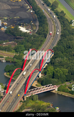Vue aérienne, l'autoroute A42 en direction de Bottrop, arch bridge, pont en acier, Rhin-Herne Canal, l'autoroute de flexion, Essen, Ruhr Banque D'Images