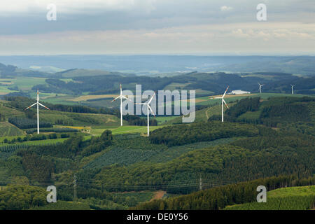 Vue aérienne, les éoliennes près de Einhaus, Remblinghausen, Meschede, région du Sauerland, Maerkischer Kreis district Banque D'Images